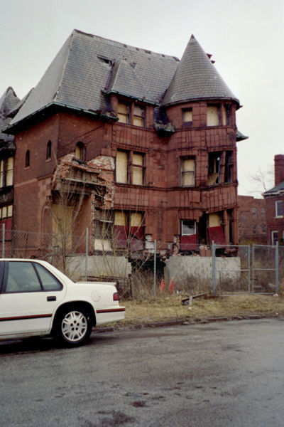 Вилла была богатой.