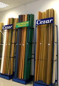 В магазинах можно купить плинтусы, панели, рейки из ПВХ (поливинилхлоридов), из которых можно плести ограду